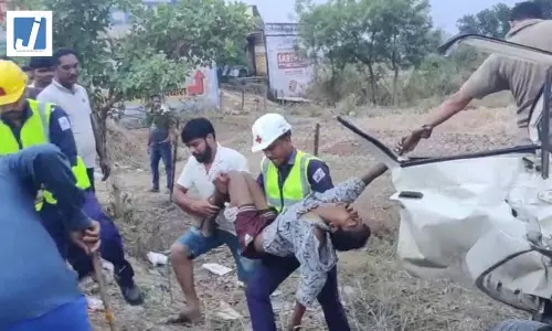 मुर्गियों से लदे वाहन में घुसी बेकाबू पिकअप, चालक ने घटनास्थल पर ही तोड़ा दम मुर्गियों से लदे वाहन में घुसी बेकाबू पिकअप, चालक ने घटनास्थल पर ही तोड़ा दम