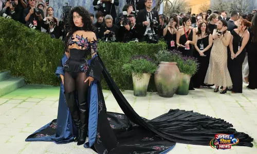 ओडेसा एज़ियन ने Met Gala 2026 में अपने डेब्यू के लिए खुद ही अपने बाल और मेकअप किया ओडेसा एज़ियन ने Met Gala 2026 में अपने डेब्यू के लिए खुद ही अपने बाल और मेकअप किया
