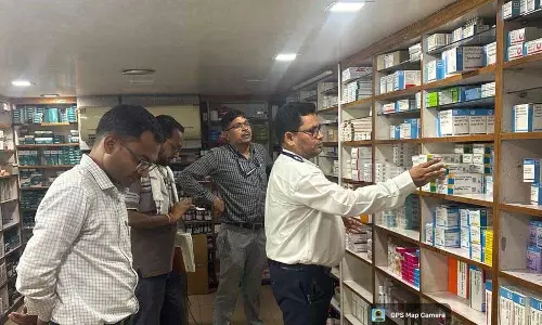 रायपुर: मेडिकल कॉम्प्लेक्स में कई थोक और रिटेल दवा दुकानों में सरप्राइज चेकिंग रायपुर: मेडिकल कॉम्प्लेक्स में कई थोक और रिटेल दवा दुकानों में सरप्राइज चेकिंग