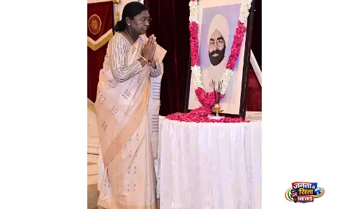 President मुर्मू ने ज्ञानी ज़ैल सिंह की जयंती पर उन्हें पुष्पांजलि अर्पित की