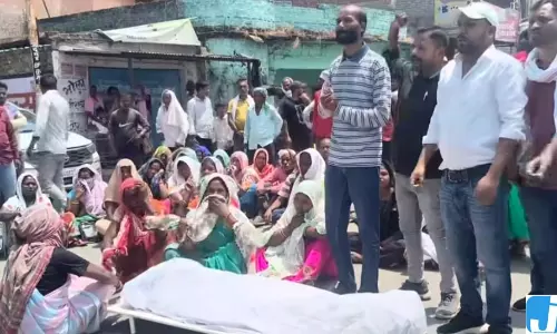 ड्यूटी के दौरान हादसे में महिला गार्ड की मौत, मुआवजे की मांग पर चक्काजाम ड्यूटी के दौरान हादसे में महिला गार्ड की मौत, मुआवजे की मांग पर चक्काजाम