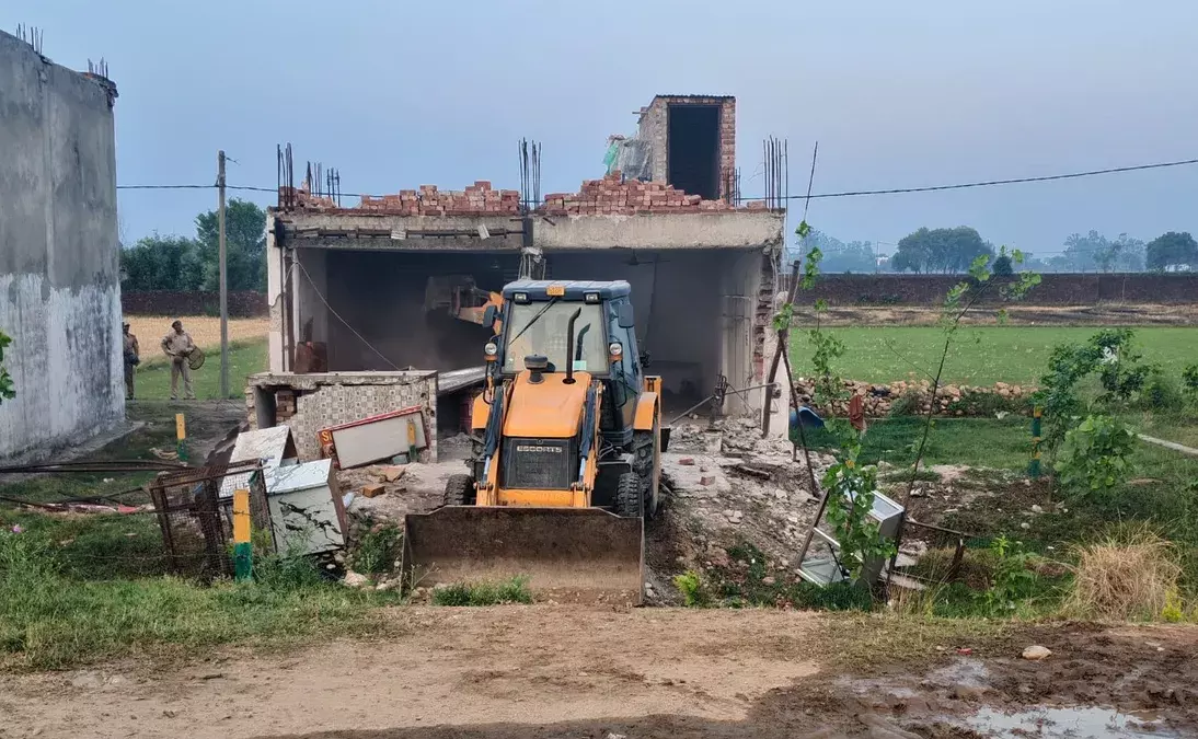 Jammu: जेडीए ने 15 से अधिक अवैध ढांचे गिराए Jammu: जेडीए ने 15 से अधिक अवैध ढांचे गिराए