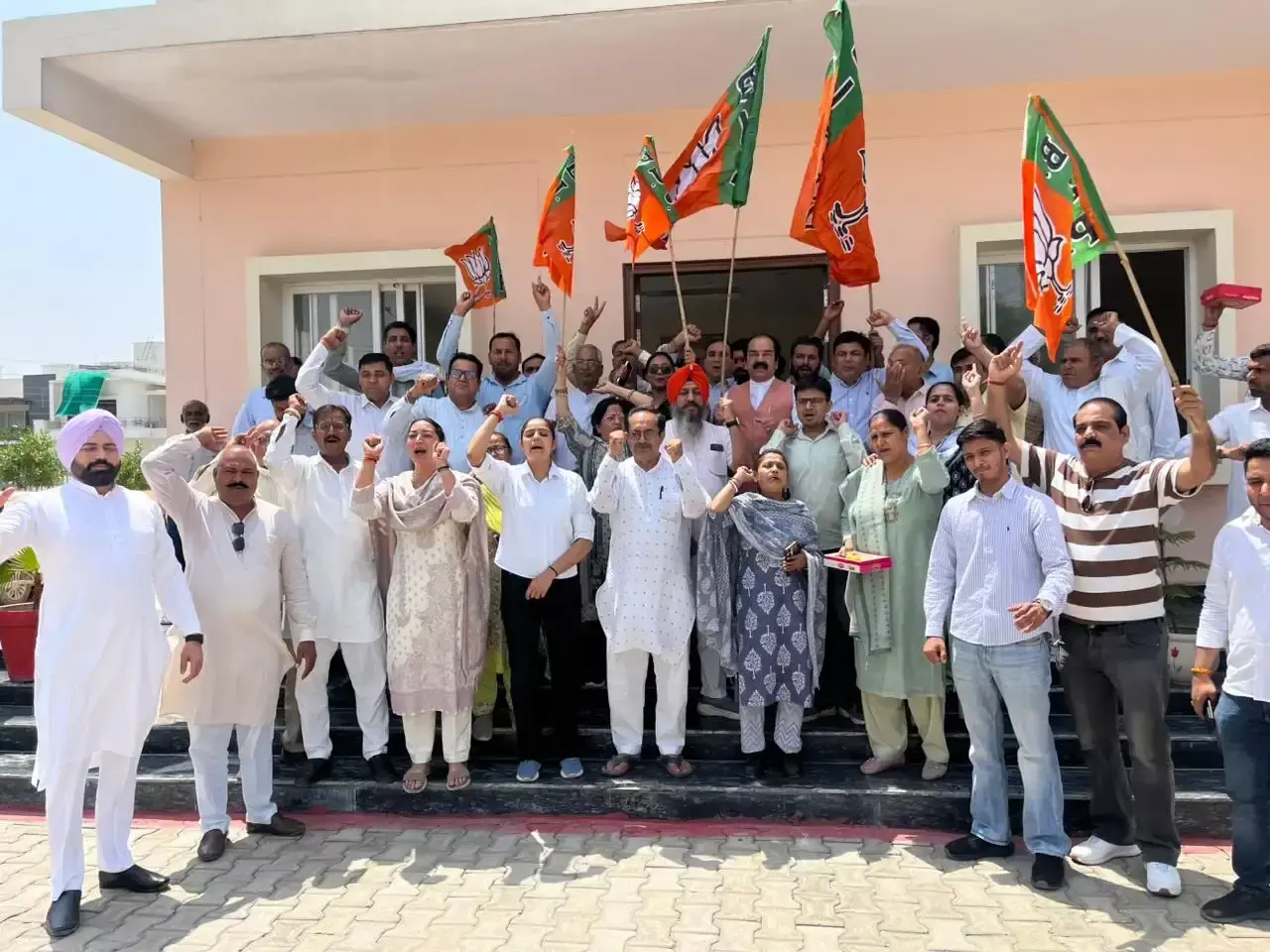 Sirsa: सिरसा में भाजपा समर्थकों का जश्न, लड्डू वितरित Sirsa: सिरसा में भाजपा समर्थकों का जश्न, लड्डू वितरित