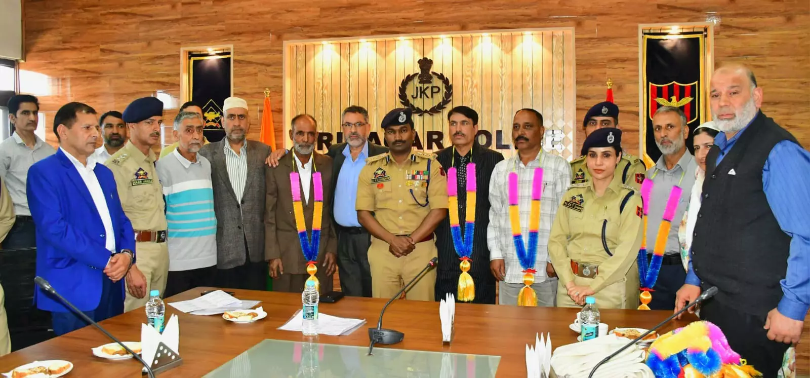 Srinagar: रिटायर्ड अधिकारियों को श्रीनगर पुलिस की भावभीनी विदाई Srinagar: रिटायर्ड अधिकारियों को श्रीनगर पुलिस की भावभीनी विदाई