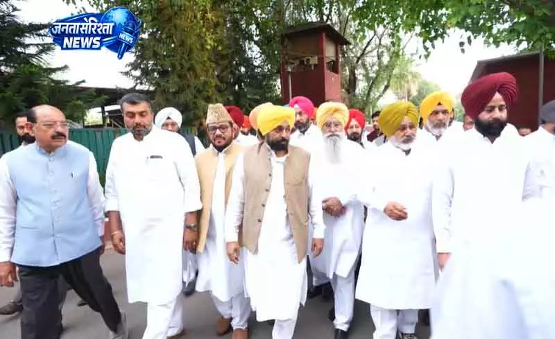 Punjab CM मान राष्ट्रपति से मिलने दिल्ली पहुंचे Punjab CM मान राष्ट्रपति से मिलने दिल्ली पहुंचे