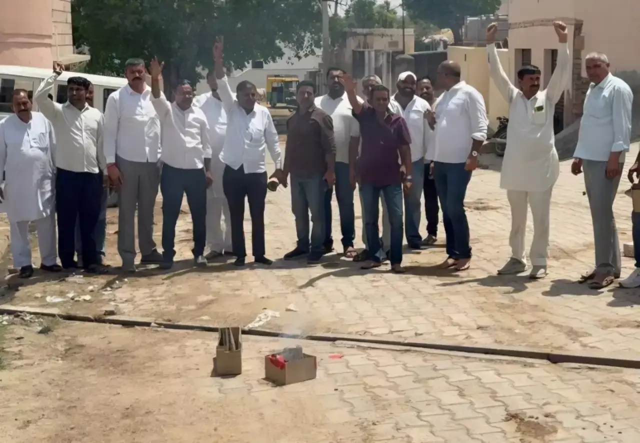 Bikaner: भाजपा की जीत का जश्न, कार्यकर्ताओं ने बांटी मिठाई Bikaner: भाजपा की जीत का जश्न, कार्यकर्ताओं ने बांटी मिठाई