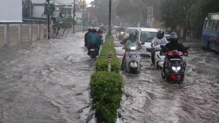 Chittorgarh: तेज बारिश और आंधी से शहर में जनजीवन ठप Chittorgarh: तेज बारिश और आंधी से शहर में जनजीवन ठप
