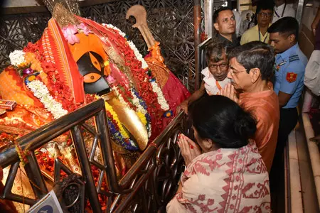 राज्यपाल आरएन रवि ने कालीघाट मंदिर में की पूजा, बंगाल की खुशहाली की कामना राज्यपाल आरएन रवि ने कालीघाट मंदिर में की पूजा, बंगाल की खुशहाली की कामना