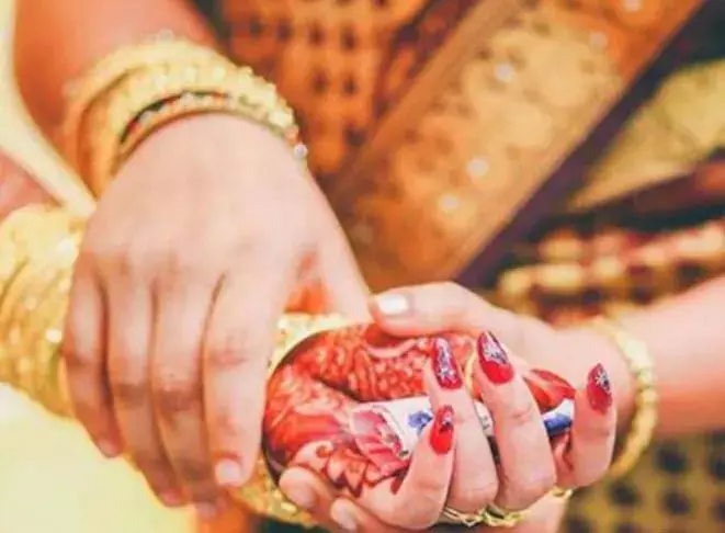 एक ही घर में बहू बनकर आई है दो बहनें, दहेज लोभी ससुराल वालों ने की हत्या की कोशिश एक ही घर में बहू बनकर आई है दो बहनें, दहेज लोभी ससुराल वालों ने की हत्या की कोशिश