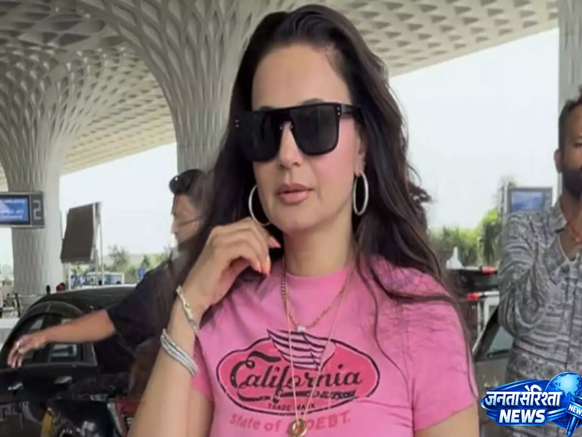 Ameesha Patel ने मिसाइल हमले के बीच मुंबई फ्लाइट मस्कट डायवर्ट होने पर डर शेयर किया: यह युद्ध कब खत्म होगा? Ameesha Patel ने मिसाइल हमले के बीच मुंबई फ्लाइट मस्कट डायवर्ट होने पर डर शेयर किया: यह युद्ध कब खत्म होगा?