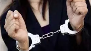 Anantnag: पुलिस ने महिला तस्कर को दबोचा, नशीला पदार्थ बरामद Anantnag: पुलिस ने महिला तस्कर को दबोचा, नशीला पदार्थ बरामद