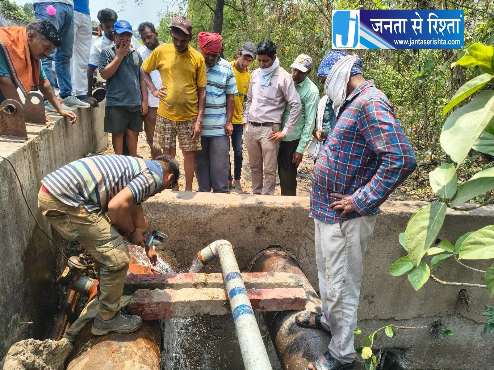 खमतराई ब्रिज के पास पानी चोरी पर निगम ने की कार्रवाई खमतराई ब्रिज के पास पानी चोरी पर निगम ने की कार्रवाई