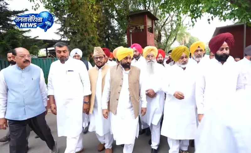 AAP सांसदों के BJP में जाने के बाद CM मान की राष्ट्रपति से मुलाकात AAP सांसदों के BJP में जाने के बाद CM मान की राष्ट्रपति से मुलाकात