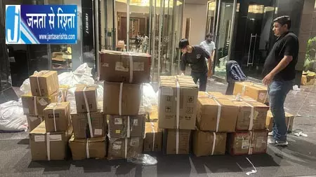 लग्जरी होटल में नकली ब्रांडेड कपड़ों के रैकेट का भंडाफोड़, लाखों का सामान जब्त लग्जरी होटल में नकली ब्रांडेड कपड़ों के रैकेट का भंडाफोड़, लाखों का सामान जब्त
