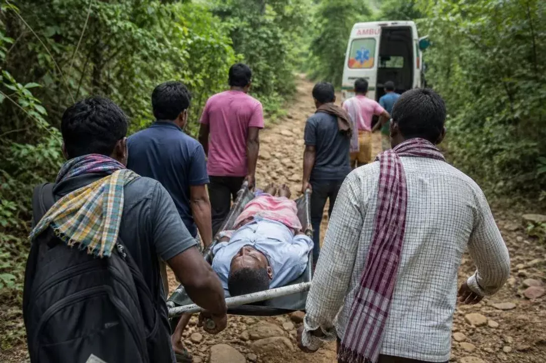 Karnataka : क्योंझर में सड़क सुविधा के अभाव में मरीज को 5 किलोमीटर तक स्ट्रेचर पर ले जाना पड़ा Karnataka : क्योंझर में सड़क सुविधा के अभाव में मरीज को 5 किलोमीटर तक स्ट्रेचर पर ले जाना पड़ा