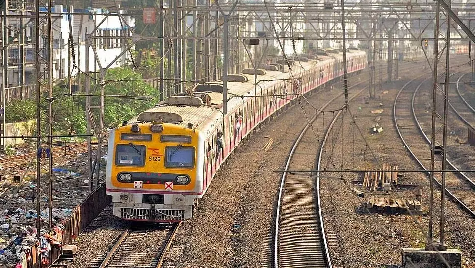 मुंबई लोकल के लिए नई ऑटोमैटिक डोर वाली नॉन-AC ट्रेन का ट्रायल शुरू मुंबई लोकल के लिए नई ऑटोमैटिक डोर वाली नॉन-AC ट्रेन का ट्रायल शुरू