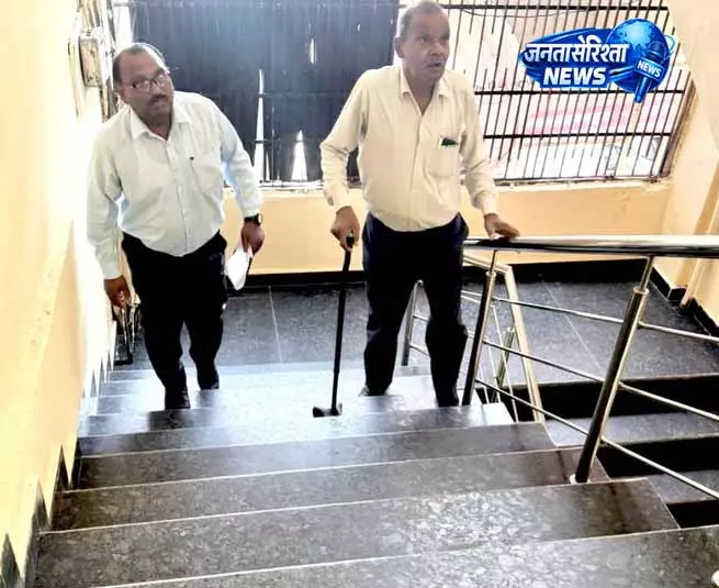 Ludhiana में पूर्व कर्मचारी की सुरक्षा और सुविधा पर सवाल, लिफ्ट न होने से परेशानी Ludhiana में पूर्व कर्मचारी की सुरक्षा और सुविधा पर सवाल, लिफ्ट न होने से परेशानी