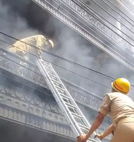 रिहायशी मकान में लगी भीषण आग, 9 लोगों को समय रहते बचाया गया रिहायशी मकान में लगी भीषण आग, 9 लोगों को समय रहते बचाया गया