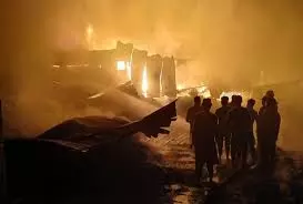 Haridwar: गोदाम में लगी आग पर कई घंटे बाद पाया गया काबू Haridwar: गोदाम में लगी आग पर कई घंटे बाद पाया गया काबू