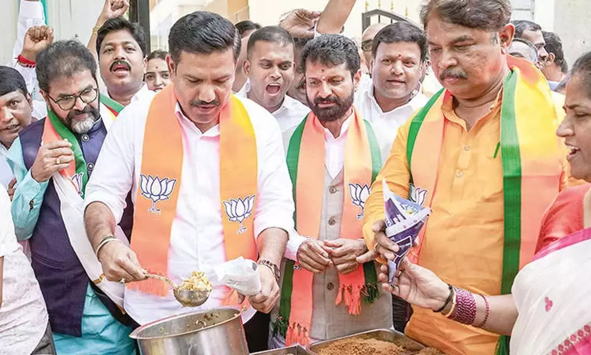 Karnataka: भाजपा ने पश्चिम बंगाल में जीत का जश्न मनाया Karnataka: भाजपा ने पश्चिम बंगाल में जीत का जश्न मनाया