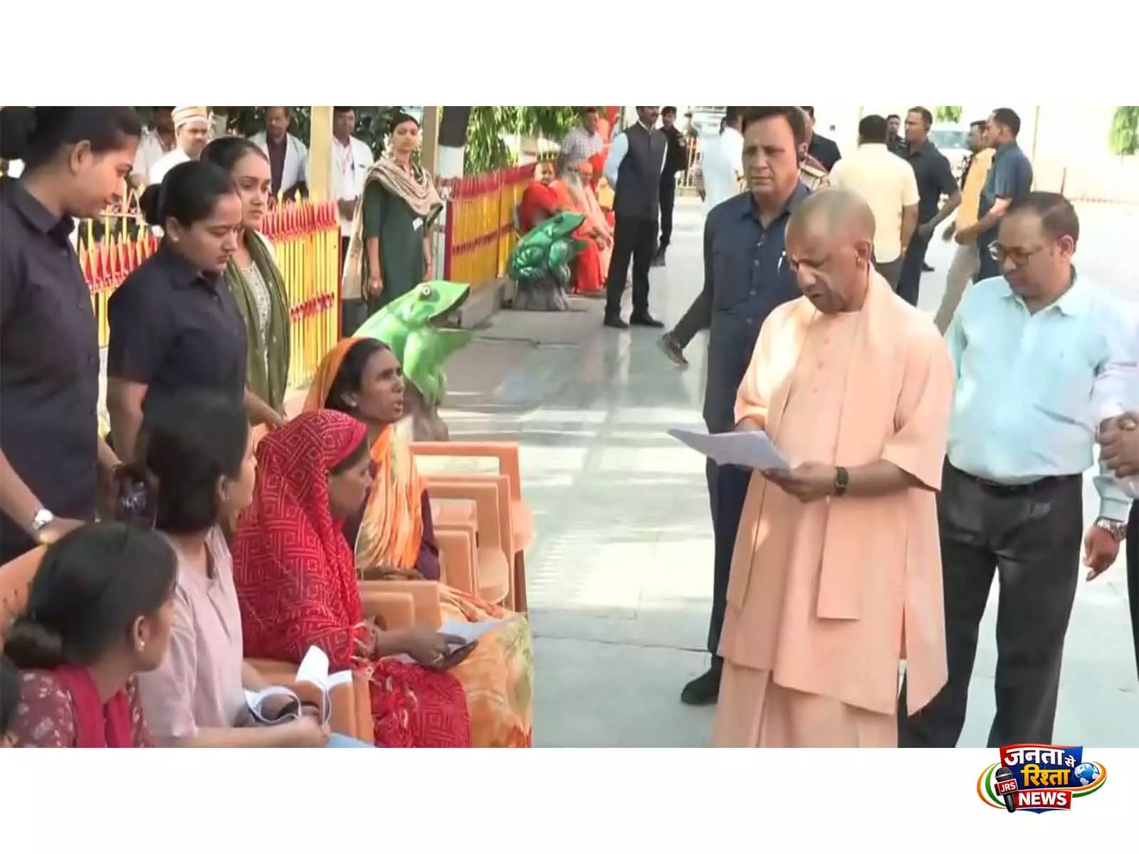 उत्तर प्रदेश: CM योगी आदित्यनाथ ने गोरखपुर में जनता दर्शन किया उत्तर प्रदेश: CM योगी आदित्यनाथ ने गोरखपुर में जनता दर्शन किया