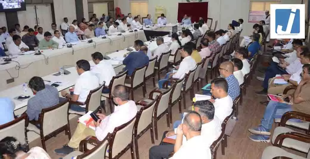 रायपुर कलेक्टर की बैठक, लंबित प्रकरणों के त्वरित निराकरण के दिए निर्देश रायपुर कलेक्टर की बैठक, लंबित प्रकरणों के त्वरित निराकरण के दिए निर्देश