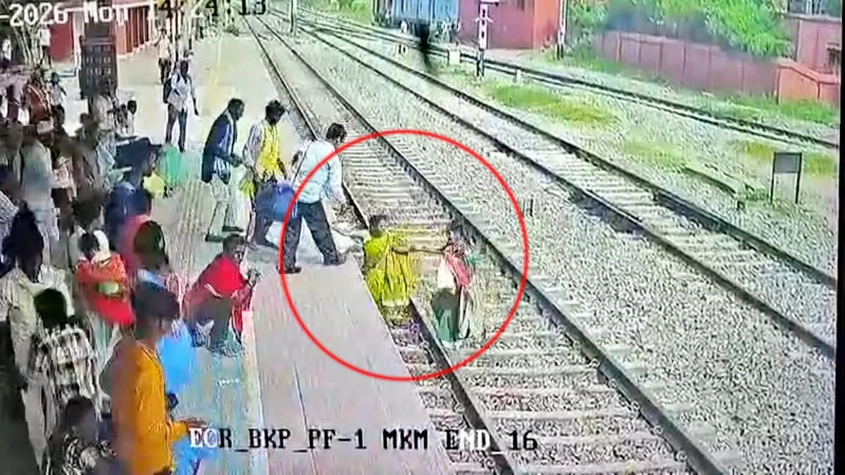बाप रे! LIVE वीडियो: दो महिलाओं की दर्दनाक मौत, ट्रैक पार करते समय ट्रेन की चपेट में आईं बाप रे! LIVE वीडियो: दो महिलाओं की दर्दनाक मौत, ट्रैक पार करते समय ट्रेन की चपेट में आईं