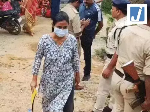 गेस्ट हाउस के कमरे में फंदे से लटकता मिला युवक का शव, पुलिस ने प्रेमिका को हिरासत में लिया गेस्ट हाउस के कमरे में फंदे से लटकता मिला युवक का शव, पुलिस ने प्रेमिका को हिरासत में लिया