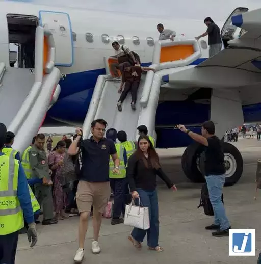 एयरपोर्ट का VIDEO: इंडिगो फ्लाइट में पावर बैंक ब्लास्ट, इमरजेंसी स्लाइडर से निकाले गए यात्री एयरपोर्ट का VIDEO: इंडिगो फ्लाइट में पावर बैंक ब्लास्ट, इमरजेंसी स्लाइडर से निकाले गए यात्री