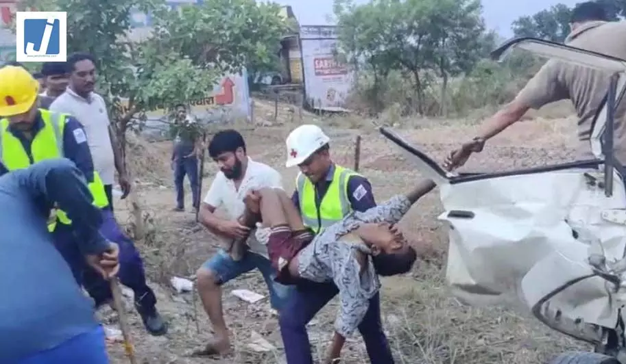 मुर्गियों से लदे वाहन में घुसी बेकाबू पिकअप, चालक ने घटनास्थल पर ही तोड़ा दम मुर्गियों से लदे वाहन में घुसी बेकाबू पिकअप, चालक ने घटनास्थल पर ही तोड़ा दम