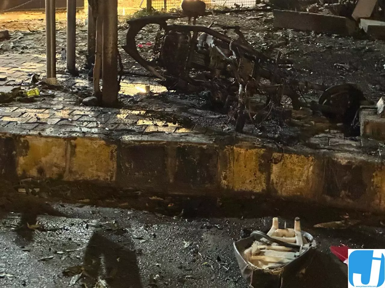 BSF मुख्यालय के बाहर स्कूटी में संदिग्ध धमाका, पुलिस ने खंगाले कैमरे BSF मुख्यालय के बाहर स्कूटी में संदिग्ध धमाका, पुलिस ने खंगाले कैमरे