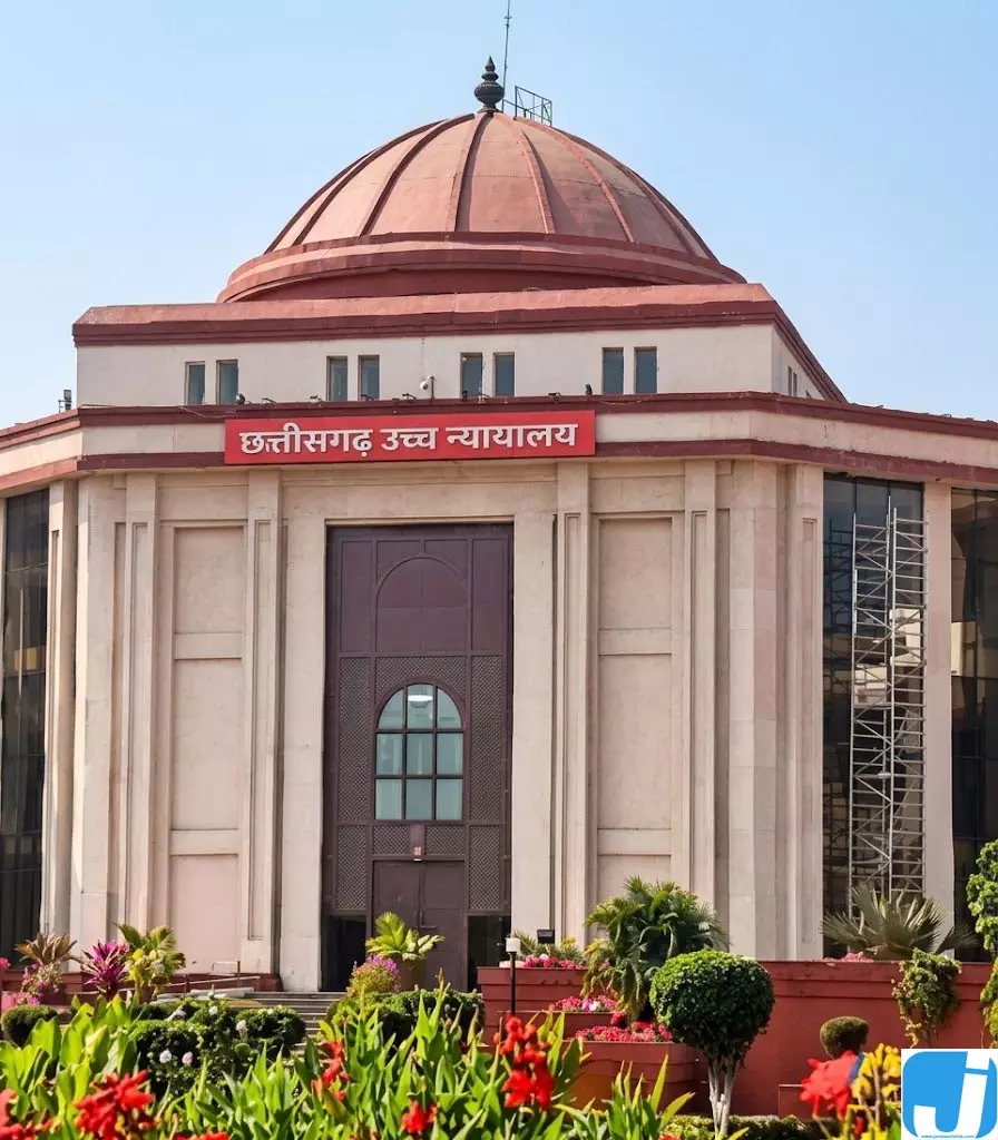 छत्तीसगढ़ की जर्जर सड़कों पर हाईकोर्ट सख्त, सरकार को निर्देश छत्तीसगढ़ की जर्जर सड़कों पर हाईकोर्ट सख्त, सरकार को निर्देश