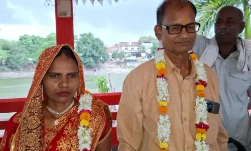 प्यार का मामला नहीं, गांव वालों की पहल से 70 साल का बुजुर्ग और 30 साल की महिला बने पति-पत्नी