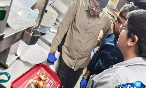 कोंडापुर KFC में फ़ूड सेफ़्टी जांच: अनसेफ़ ऑयल बरामद कोंडापुर KFC में फ़ूड सेफ़्टी जांच: अनसेफ़ ऑयल बरामद