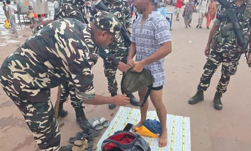 Haridwar: हरकी पैड़ी पर सुरक्षा के बीच पुलिस का फ्लैग मार्च Haridwar: हरकी पैड़ी पर सुरक्षा के बीच पुलिस का फ्लैग मार्च