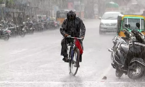 तमिलनाडु के कई जिलों में भारी बारिश का अलर्ट, तेज हवाएं चलने की संभावना तमिलनाडु के कई जिलों में भारी बारिश का अलर्ट, तेज हवाएं चलने की संभावना