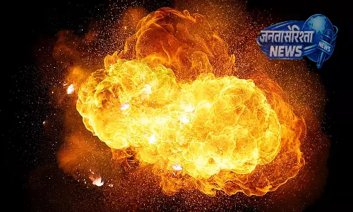 Nuh के तौरू सबडिवीजन में भीषण आग, कपड़े और कॉस्मेटिक गोदाम में करोड़ों के नुकसान की आशंका Nuh के तौरू सबडिवीजन में भीषण आग, कपड़े और कॉस्मेटिक गोदाम में करोड़ों के नुकसान की आशंका