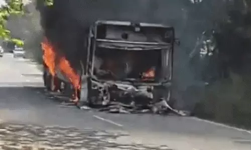 Faridabad: शॉर्ट सर्किट से बस में आग, समय रहते काबू