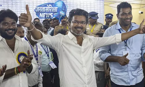 AIADMK में बड़ा राजनीतिक मोड़, कई विधायकों ने TVK को समर्थन देने की जताई इच्छा AIADMK में बड़ा राजनीतिक मोड़, कई विधायकों ने TVK को समर्थन देने की जताई इच्छा