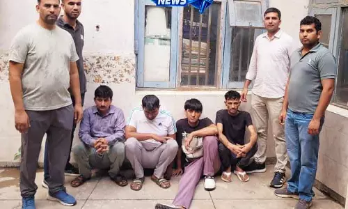 Gurugram: फाजिलपुरिया इवेंट ऑर्गनाइज़र के घर फायरिंग, 4 गिरफ्तार Gurugram: फाजिलपुरिया इवेंट ऑर्गनाइज़र के घर फायरिंग, 4 गिरफ्तार