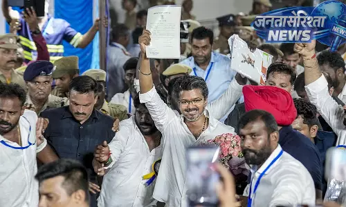 तमिलनाडु में त्रिकोणीय राजनीतिक समीकरण, TVK को लेकर समर्थन की चर्चाओं से बढ़ी हलचल तमिलनाडु में त्रिकोणीय राजनीतिक समीकरण, TVK को लेकर समर्थन की चर्चाओं से बढ़ी हलचल