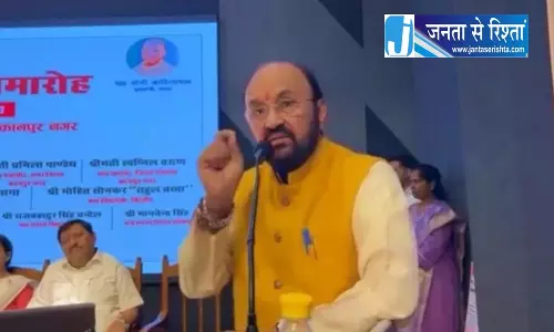 इंग्लिश Poem के खिलाफ शिक्षा मंत्री, बोले - झूठ बोलना सिखाती है...