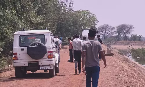 आरंग के पास नहर में मिली अज्ञात शख्स की लाश आरंग के पास नहर में मिली अज्ञात शख्स की लाश