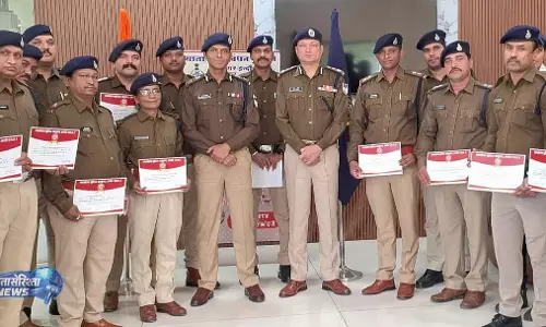 Indore : पुलिस कमिश्नर ने 19 पुलिसकर्मियों को किया सम्मानित Indore : पुलिस कमिश्नर ने 19 पुलिसकर्मियों को किया सम्मानित