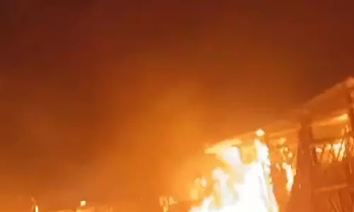 Indore: देवास नाका में आग से अफरा-तफरी, दुकानें जलीं Indore: देवास नाका में आग से अफरा-तफरी, दुकानें जलीं