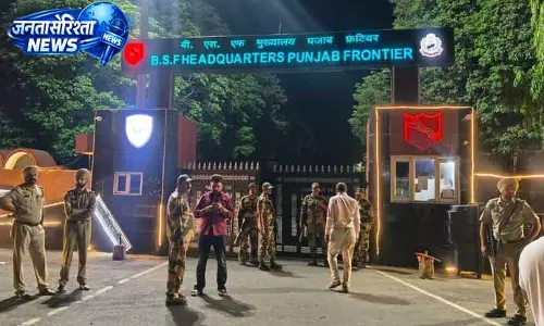 BSF हेडक्वार्टर के पास डिलीवरी बॉय के स्कूटर में ब्लास्ट, जांच शुरू BSF हेडक्वार्टर के पास डिलीवरी बॉय के स्कूटर में ब्लास्ट, जांच शुरू