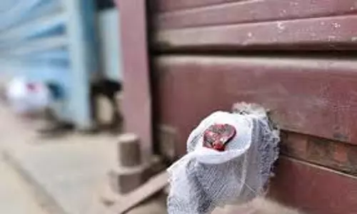 Anantnag: दस्तावेजों में अनियमितता पर मेडिकल स्टोर सील Anantnag: दस्तावेजों में अनियमितता पर मेडिकल स्टोर सील