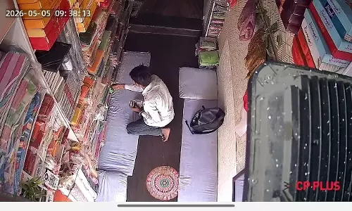 छतरपुर में साड़ी दुकान से चोरी, CCTV में कैद हुआ पूरा मामला छतरपुर में साड़ी दुकान से चोरी, CCTV में कैद हुआ पूरा मामला