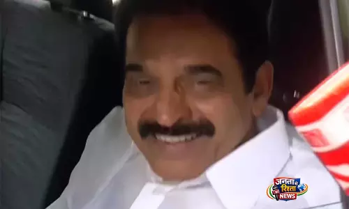 केरल के CM पद को लेकर हलचल तेज, केसी वेणुगोपाल और रमेश चेन्निथला पहुंचे सोनिया गांधी के आवास केरल के CM पद को लेकर हलचल तेज, केसी वेणुगोपाल और रमेश चेन्निथला पहुंचे सोनिया गांधी के आवास
