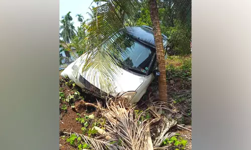 Kerala : गड्ढे में गिरी कार बाल-बाल बची, सुरक्षा व्यवस्था पर सवाल Kerala : गड्ढे में गिरी कार बाल-बाल बची, सुरक्षा व्यवस्था पर सवाल